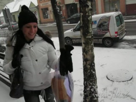 鴉の髪の女友達が氷と雪で遊ぶ