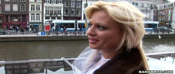 Aufgegriffene blonde MILF mag tiefes schwanzfahren