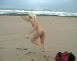 Une blonde britannique incroyablement chaude est nue à pied à la plage