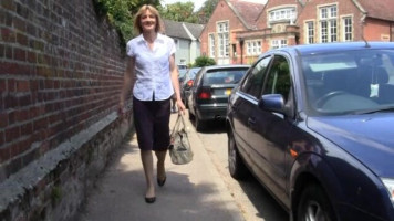 Bonne et chaleureuse mère débutante montre bien sa culotte