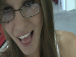 Nerdy babe in occhiali succhia un succoso grassi boner con piacere