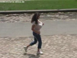 MILF bruna con grandi tette sta andando a fare passeggiate con all'interno del parco