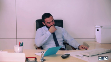 Boss offre un pompino profondo per un lavoratore attraente