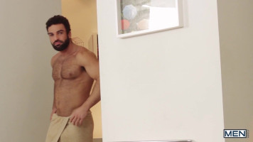 Beau mec barbu reçoit sa bite deepthroat en POV