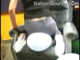 Amateur babe in engen schwarzen jeans reitet einen großen weißen Ballon