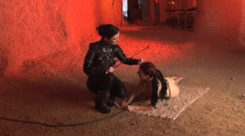 Impresionante Domme BDSM en cuero negro y su sumisa dama