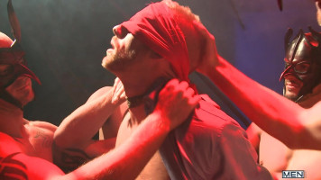 Збуджені любителі оргії зі спермою і покірна лялька для статевого акту