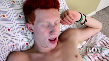 Black t-blouse redhead twink is stroking his meaty cock on cam