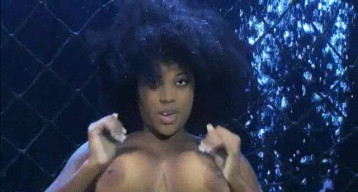 Sexo oral interracial bajo el agua con una persona de cinco famosos de ébano