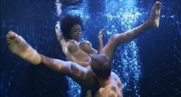 Ebony MILF plantureuse se fait baiser par des moyens de bite blanche sous l'eau