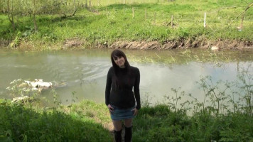 Rousse UK Flashers splendeur se masturbe sur l'herbe à l'intérieur du parc