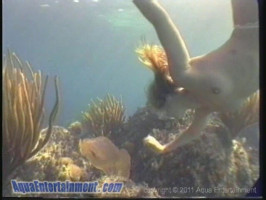 Völlig nackte schlanke Taucher schwimmen auf warme Weise völlig nackt