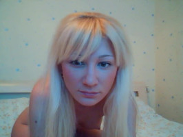 Goldene russische Blondine posiert nackt und masturbiert vor der webcam