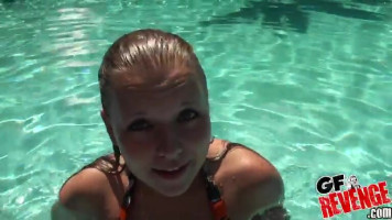 Bikini cutie Jessica Stone lutscht einen Schaft am Pool