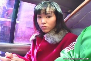 La fille asiatique la plus mignonne a flashé sa chatte avec à l'intérieur de l'enseignement