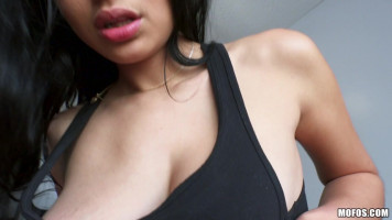 La Latina aux gros seins Michelle Martinez est une superbe fille pour les relations anales