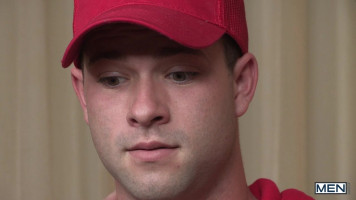 Une casquette de baseball sportive jouit d'une bite charnue