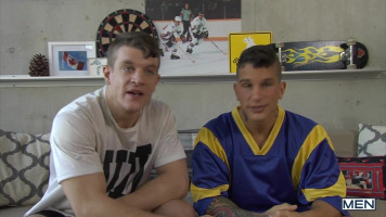 Deux copains sucent des bites après avoir joué à quelques jeux vidéo