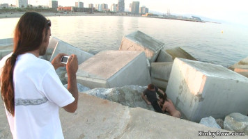 Vollbusige Brünette lutscht Schwanz am dock