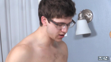 Glasses-sporting twink receives to suck his partner's cock