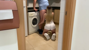 Petite Blonde Chaude Séduite Pour Du Sexe À La Maison Dans La Cuisine