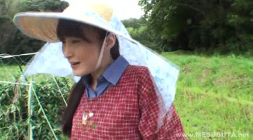 Mujer de granja japonesa totalmente herbal recibe sus agujeros follados