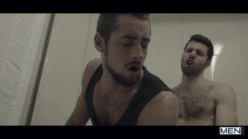 Salle de bain publique baise homosexuelle hardcore, la plus efficace pour percer Mon trou