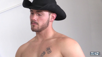 Schwuler cowboy in Flanell bekommt am set einen schlampigen BJ