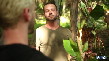 Sexo oral en la jungla con el Súper Héroe Gay más lujurioso