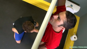 Caldo anale motion con il sportivo ragazzi con dentro il spogliatoio