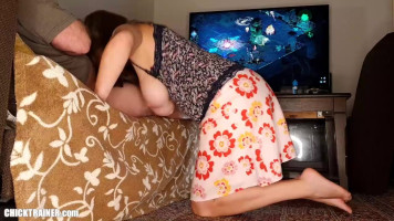 BFがコンピュータゲームをプレイしている間、巨乳ゲーマーキャンディは彼女のおっぱいを揺らします。パドレ日本BJ&兼嚥下