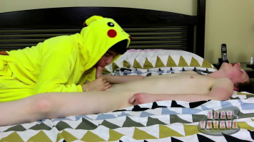 Minet body Pikachu reçoit baisé avec l'intérieur du cul par le biais du BF