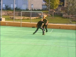 Due giovani giocatori di calcio succhiare cazzi dopo il gioco