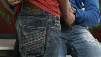 Allampanato ragazzo riceve un pompino sciatta dal suo partner