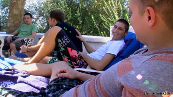Giovani fanatici sgattaiolare via per succhiare cazzi e consumare culo