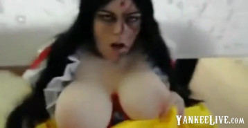 Cosplay femenino con tremendas tetas recibe follada