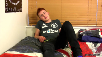 Rousse et mince minet se masturbe sur cam