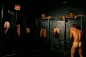 Chicos impresionantes con grandes postes están teniendo un movimiento gloryhole realmente perfecto