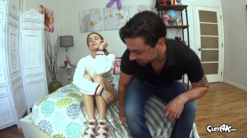 Com 4k Kristen Scott désire faire trébucher son énorme bite à l'intérieur du matelas