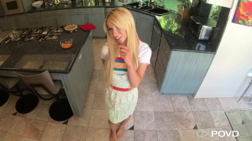 Bellezza bionda POV Kenzie Reeves offre un piuttosto sferragliare correttamente testa