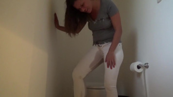 [ALYSSA REECE]WETTING BY THE THRONE ROOM papa(ALYSSA REECE PEEING HER WHITE JEANS)