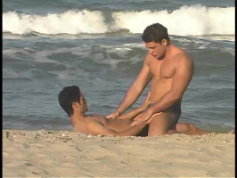 Due confortevole ragazzo sono avendo orale rapporto sessuale a il spiaggia