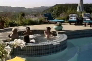 Des copains détendus baisent leur compagnon dans le jacuzzi