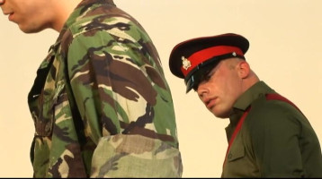 L'officier se fait sucer son dong à travers les soldats