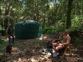 Camper spielen mit ihren Schwänzen draußen