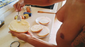 Preparando unas hamburguesas le hecho un buen polvete,papa le como l.  a. polla y me trago el semen papa(video completo en motion pictures Red)