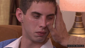 Piangere giovane ragazzo è sempre sedotto via via di mezzi di Icona Maschio