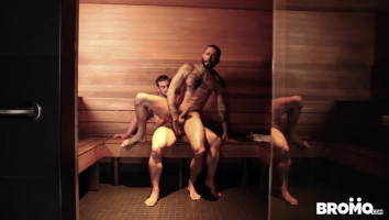 Mouvement anal illimité de mecs musclés dans le sauna