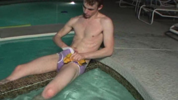 Eleganti nuotatori si masturbano i loro cazzi a bordo piscina