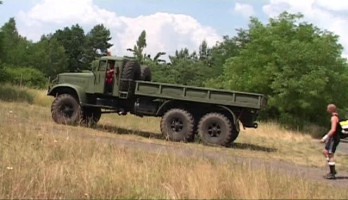 Мускулистий солдат отримує приголомшливий мінет за допомогою водія вантажівки